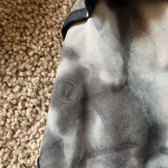 Lulu lemon size 6 speed up shorts - Picture 2 of 6